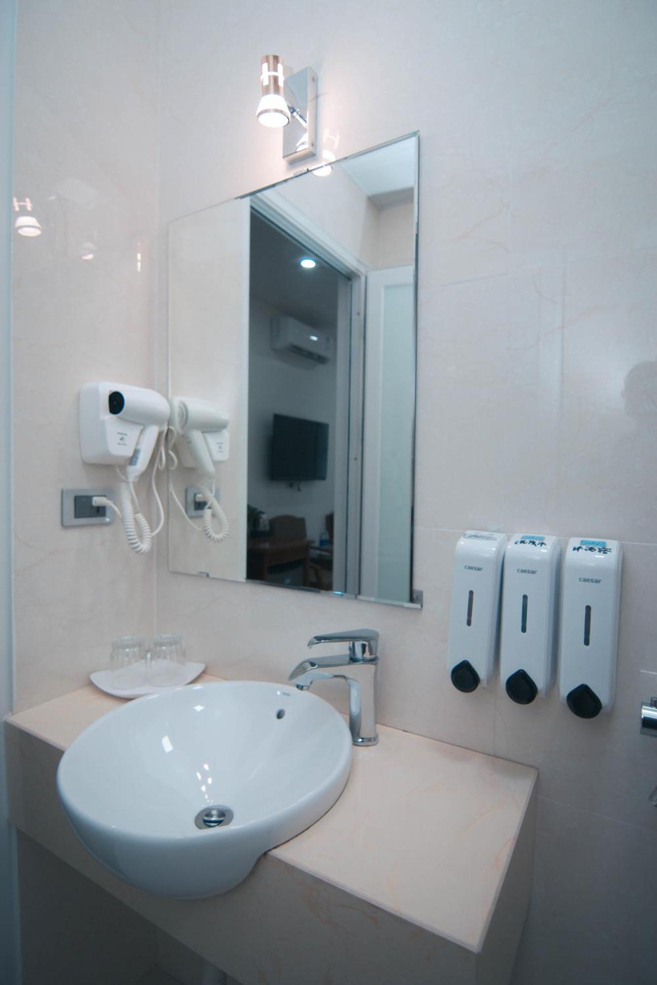 הלונג Hoang Long Hotel מראה חיצוני תמונה