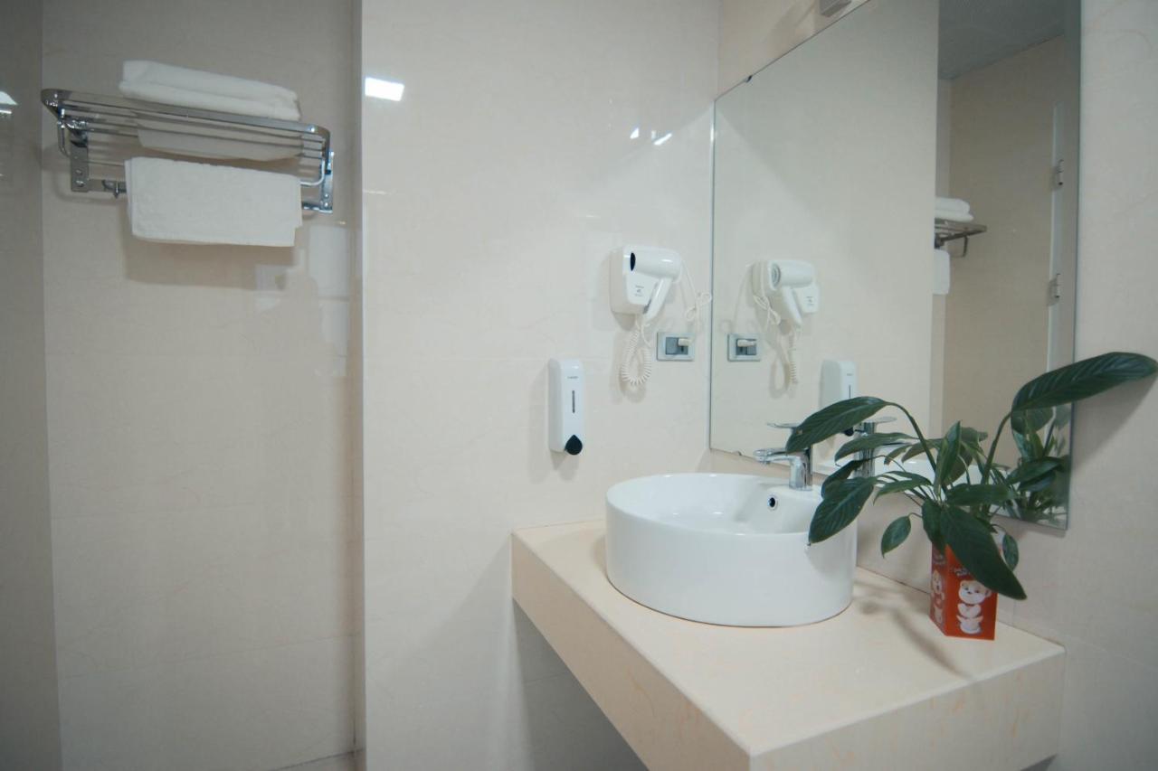 הלונג Hoang Long Hotel מראה חיצוני תמונה