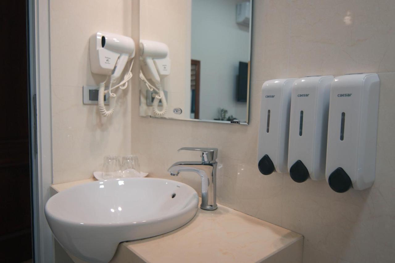 הלונג Hoang Long Hotel מראה חיצוני תמונה